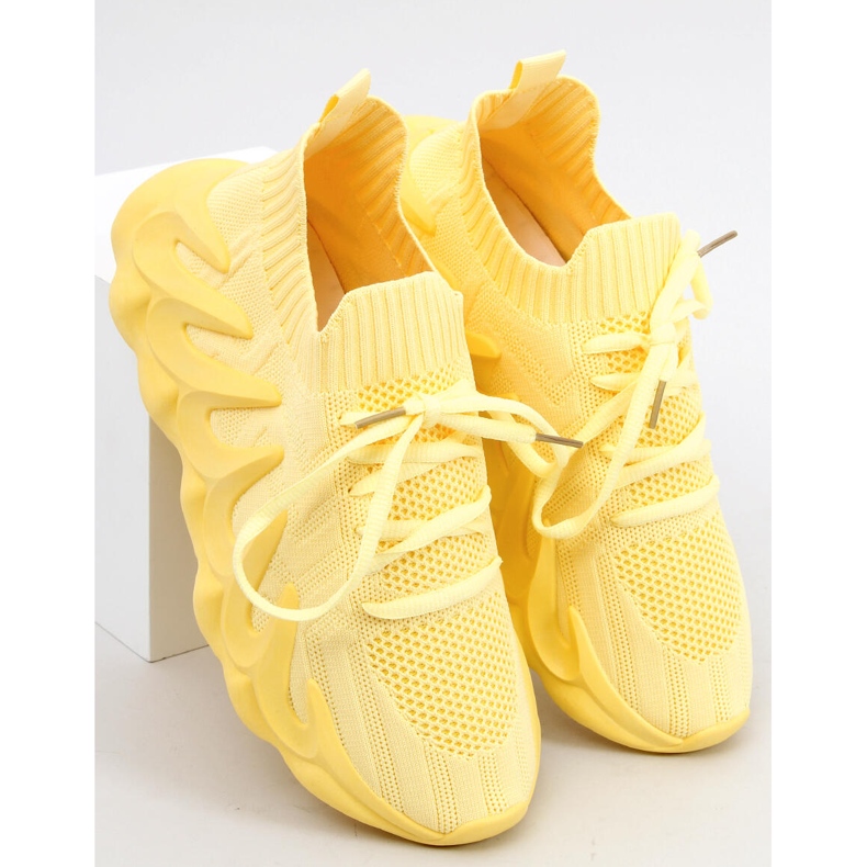 Ineng Yellow sock sports shoes 1