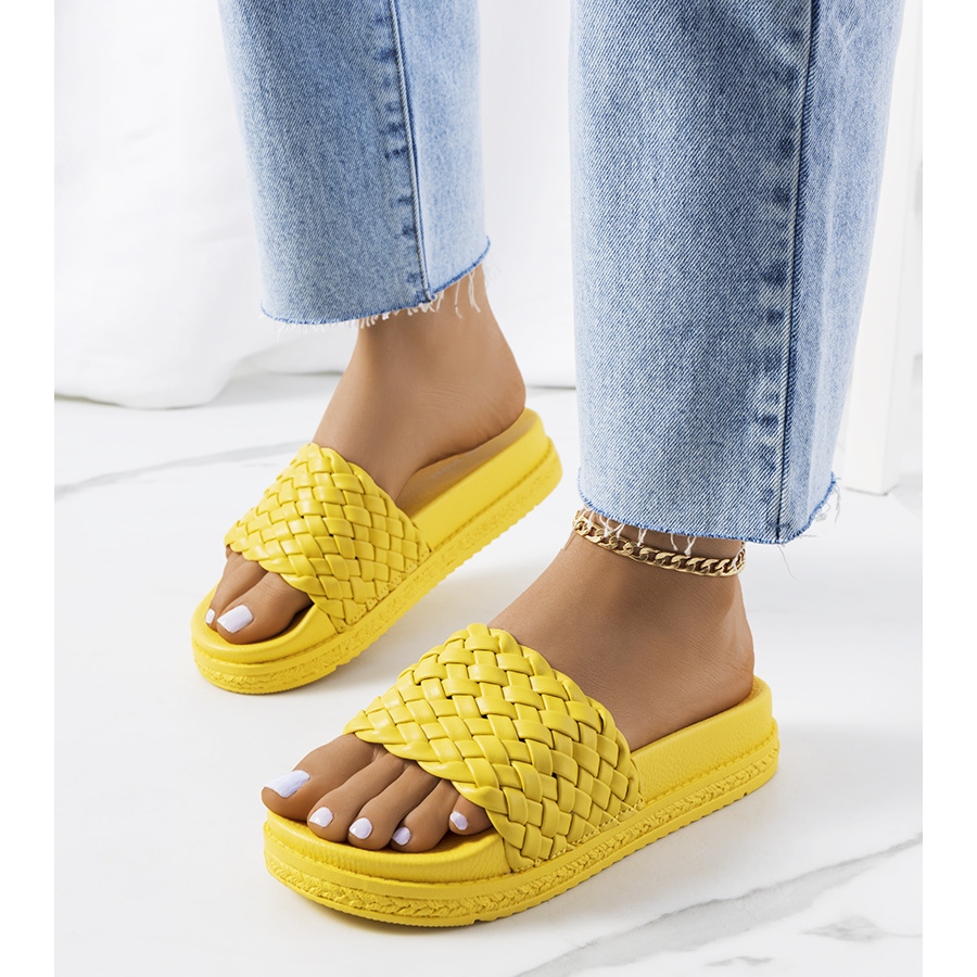 Yellow slippers on the Kapper platform - Main Image