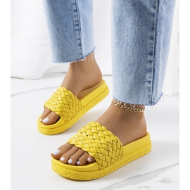 Yellow slippers on the Kapper platform 1