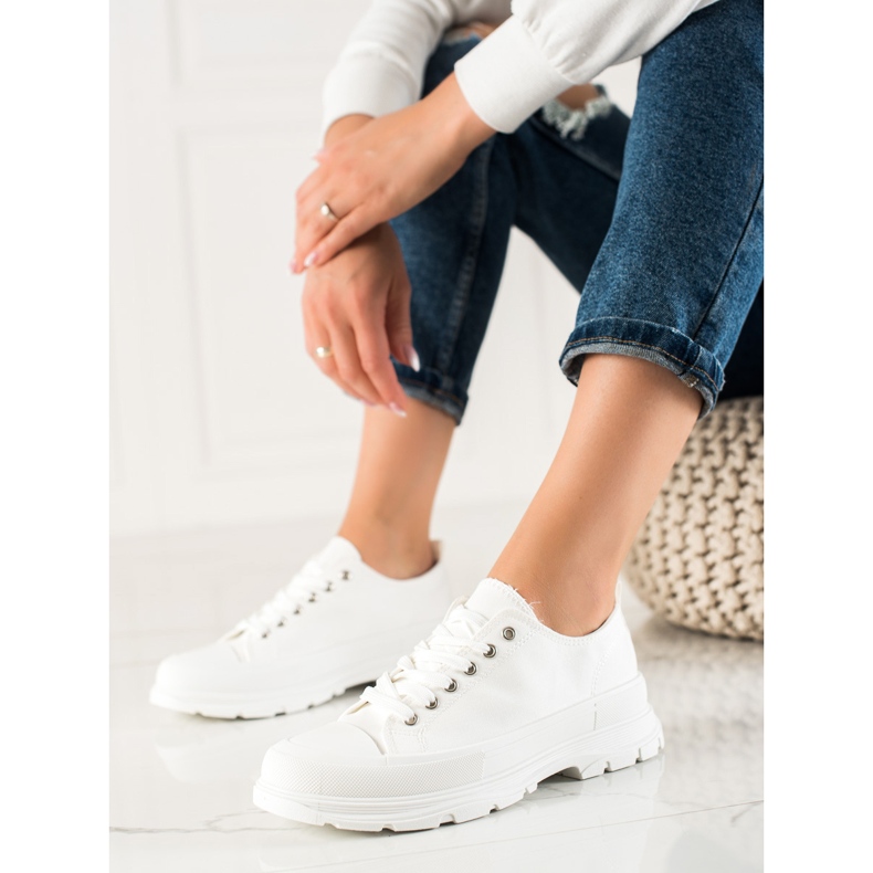TRENDI Fashionable White Sneakers 1