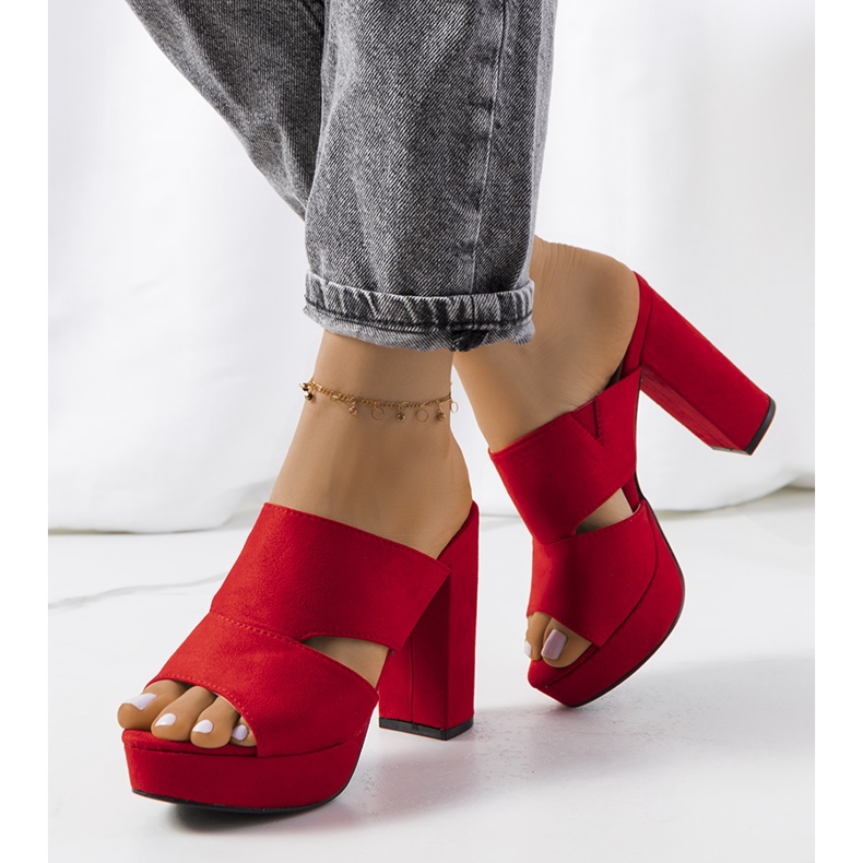 Red flip-flops on the Horn post 1