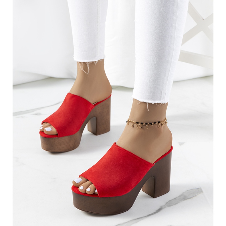 Red flip-flops on the Klaren platform 1