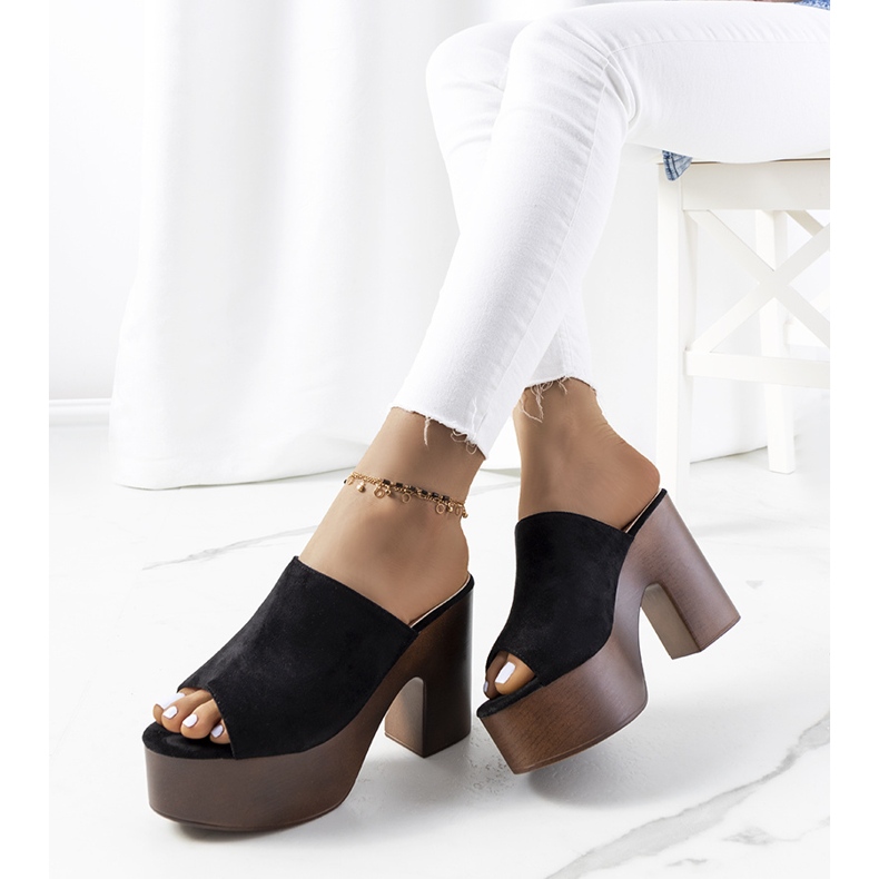 Black slippers on the Klaren platform 1