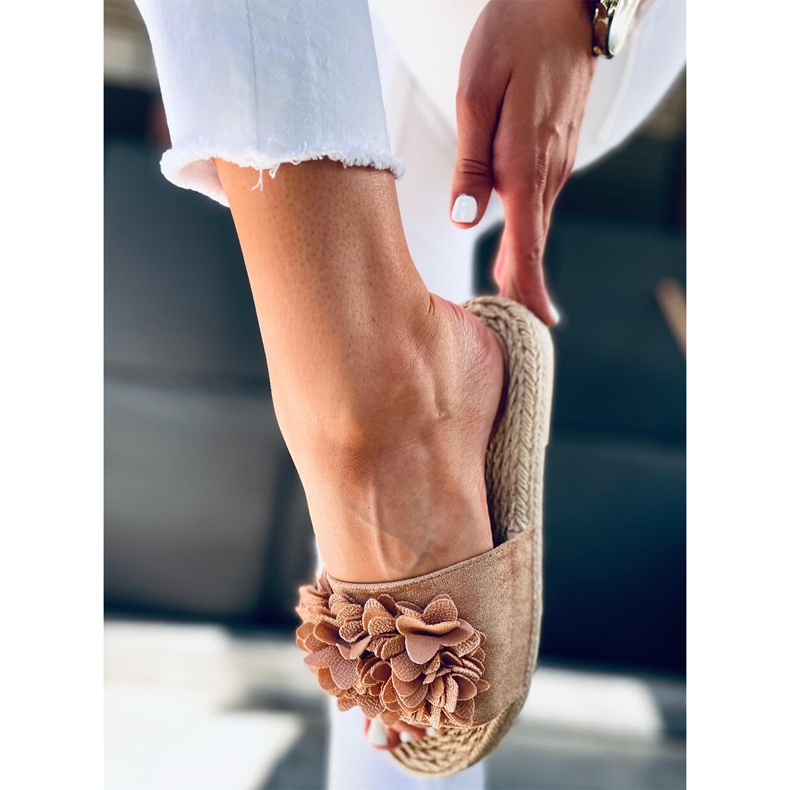 Floral fiesta Primrose Camel slippers beige 1