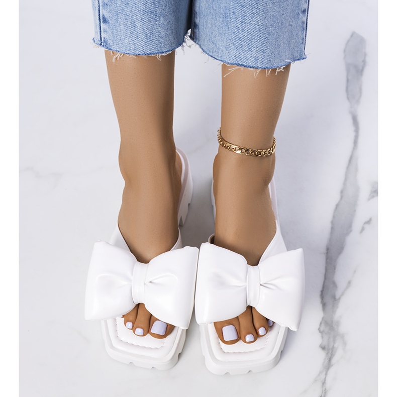 White slippers on the tractor sole of the Platt 1