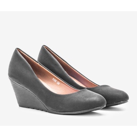 Black pumps on the wedge Unies 1