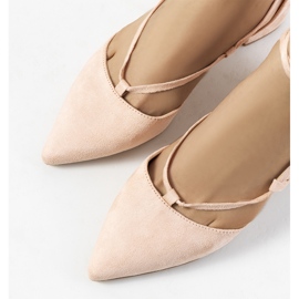 Pink lace-up pumps on the Victoris post 1