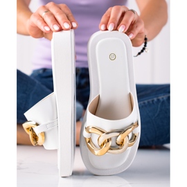 SHELOVET Fashionable slippers with a chain white 1