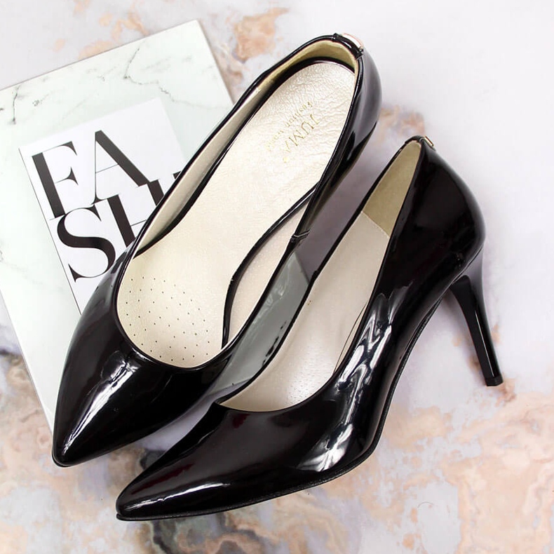Pumps on a black Juma lacquered heel 2