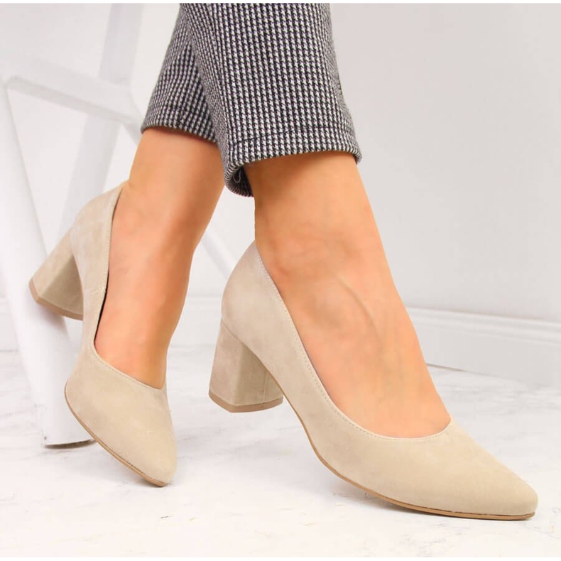 Pumps on the pillar in beige Juma suede 1
