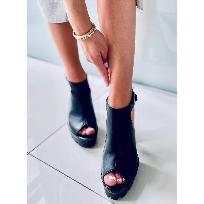 Sandals on the Rome Black platform 1