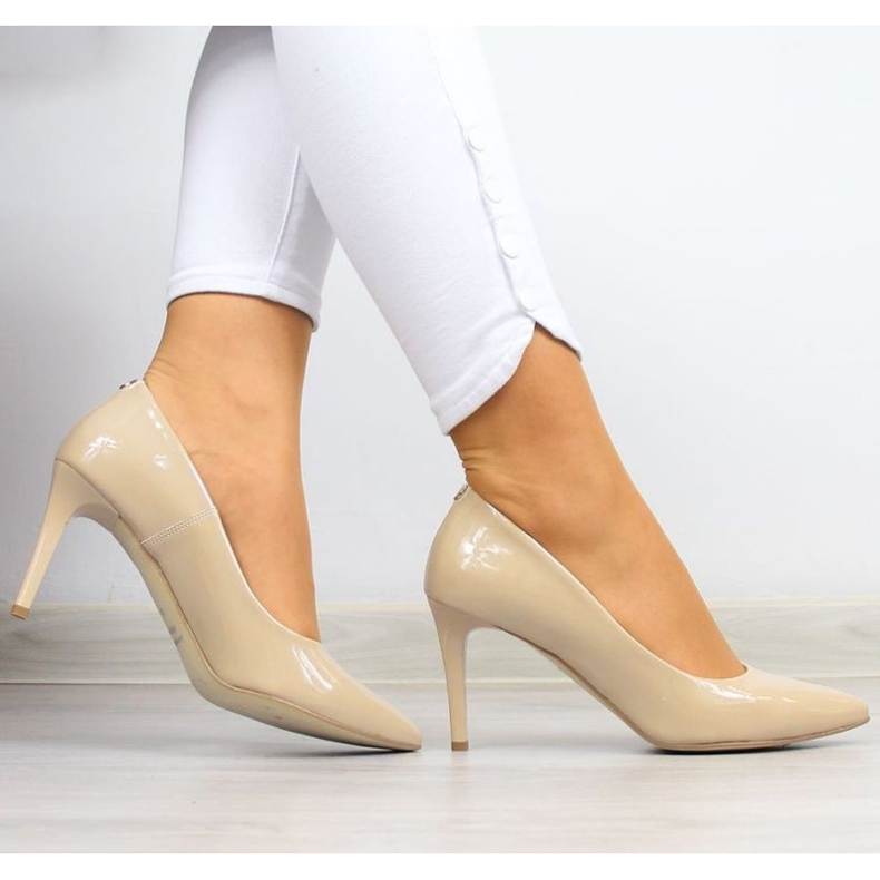 Pumps on a stiletto heel lacquered beige W Juma 2