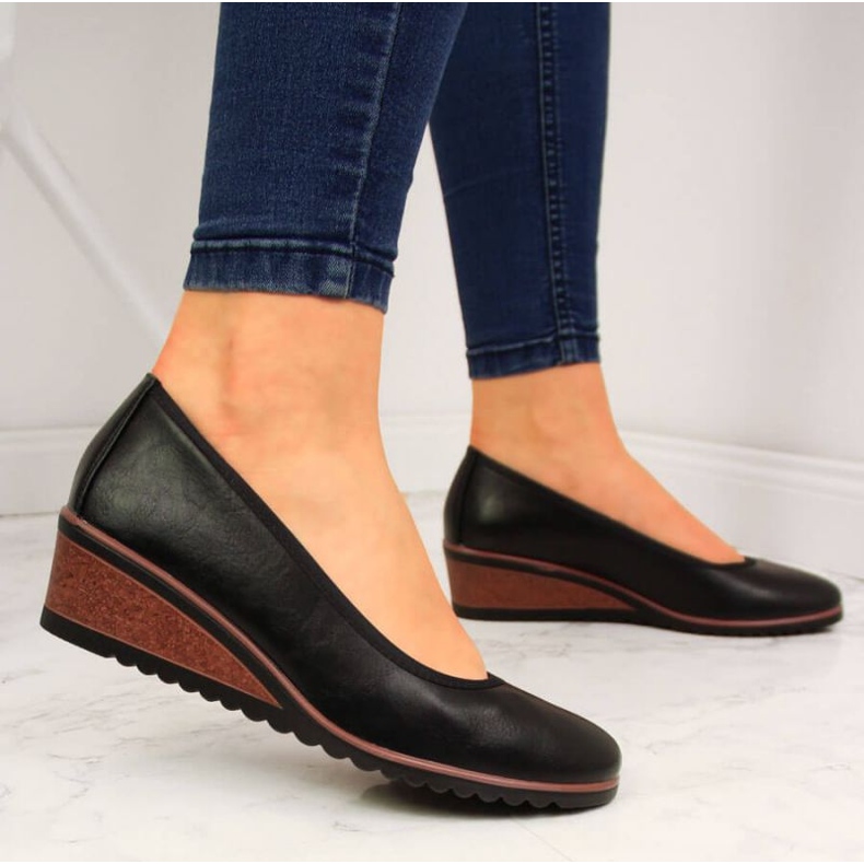 Black wedge pumps W Vinceza 2