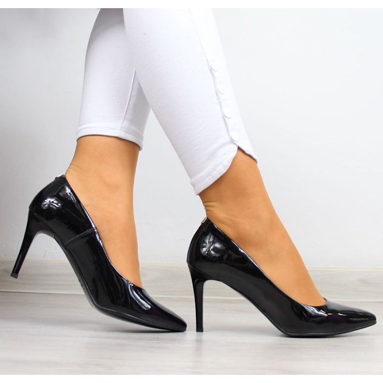 Pumps on a black lacquered stiletto W Juma 2