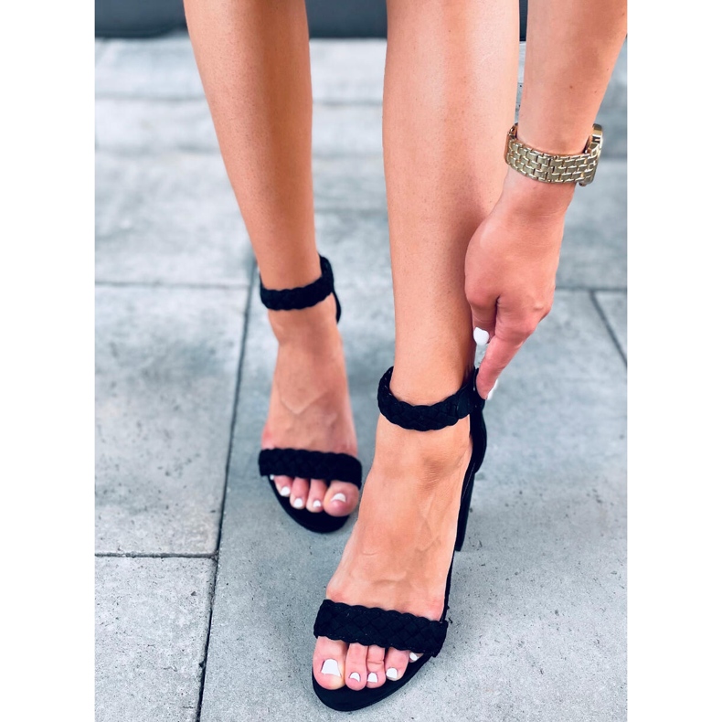 Donna Black sandals on the post 1