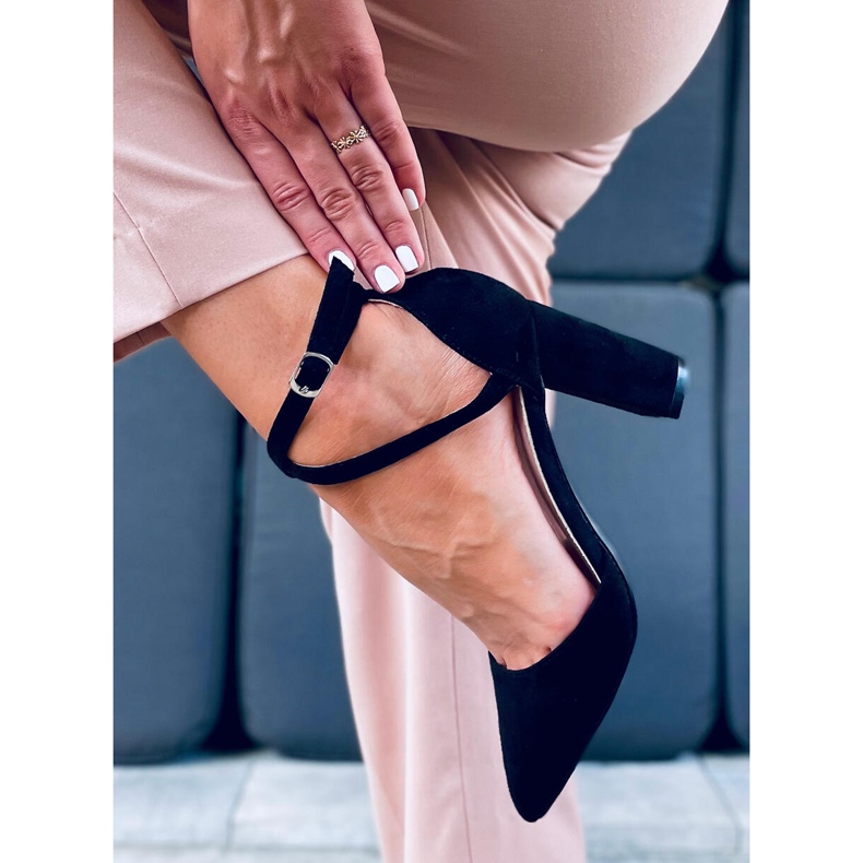 Pumps on the post of Lizzie Black 1