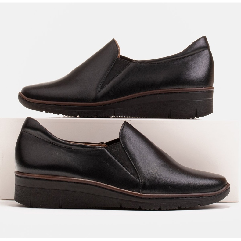 Radoskór Comfortable shoes for a wider foot on a light sole black 1