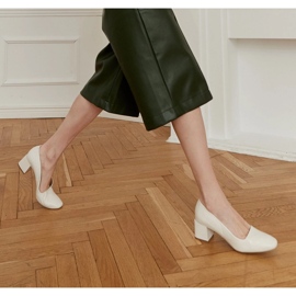 Marco Shoes Elegant white pumps made of delicate natural leather 1