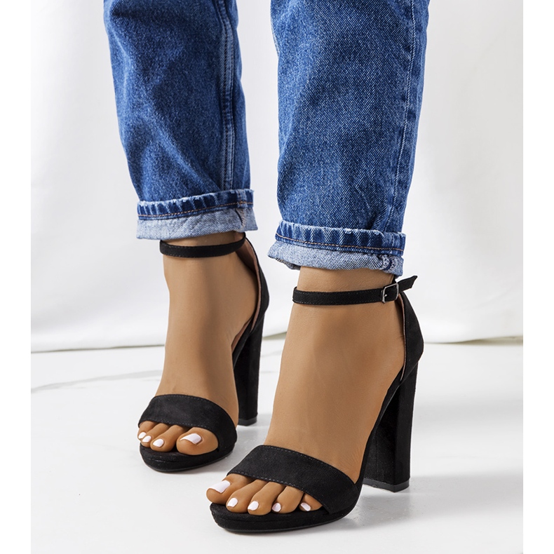 Black sandals on the Karida post 1