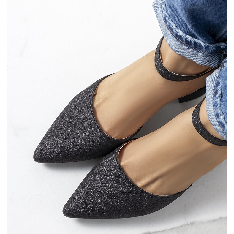 Shiny black pumps on the Mawahi post 1