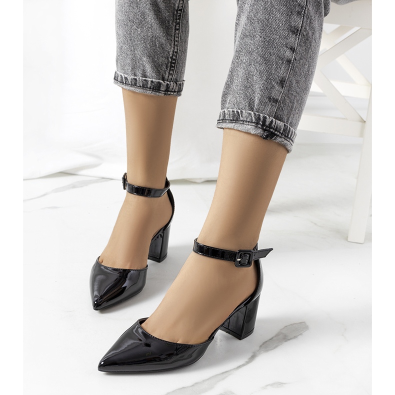 Black lacquered Mubin pumps 1