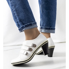 White shoes on the Payla post 1