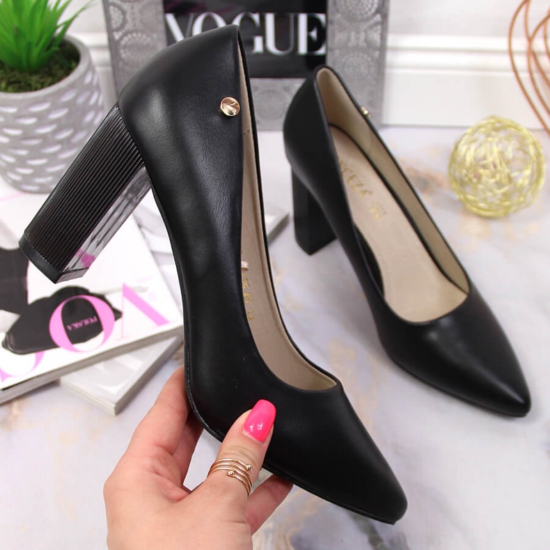 Pumps on the black Vinceza post 1 Pumps on the black Vinceza post 1