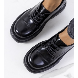 Black shoes on a tractor sole from Henta 1