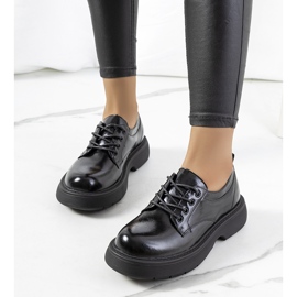 Black lace-ups on the Henris platform 1