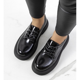 Black lace-ups on the Henris platform 2