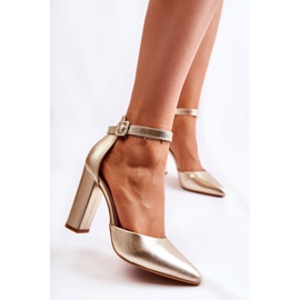 WS1 Leather Pumps On A High Golden Salira Pillar 1