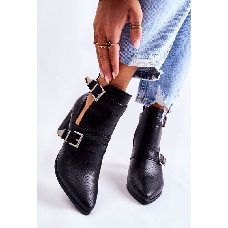 WJ2 Fashionable Boots On A Pillar With Cutouts Black Suelo 1