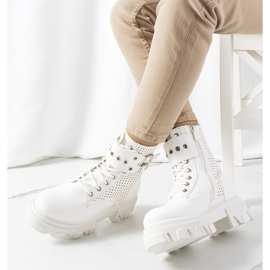 White ankle boots on a trapezoidal Rubeo sole 1