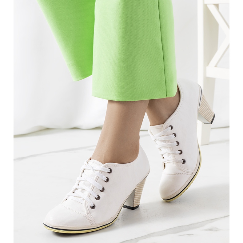 White brogues on the Belisle post 1