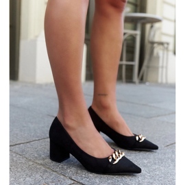 Black pumps on the Makka post 2