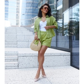 Beige pumps on the Makka post 1