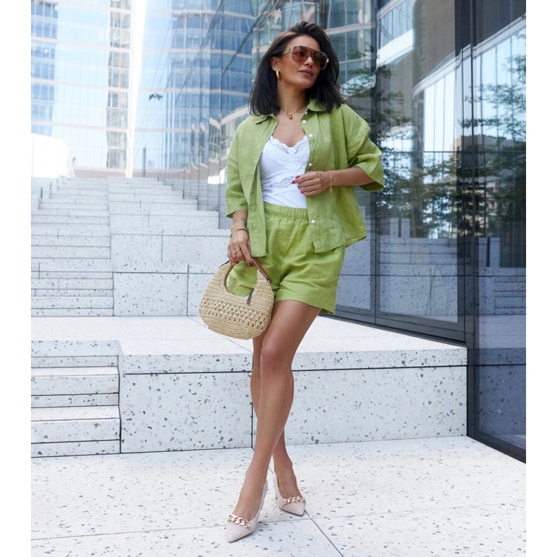 Beige pumps on the Makka post 1