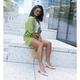 Beige pumps on the Makka post 2