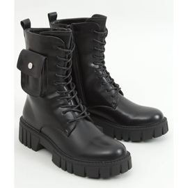 Workers with a Maruna Black purse 1