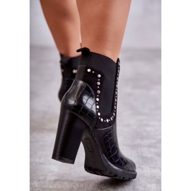 PG1 Black Wissey Snake Snake Boots On A Post 2