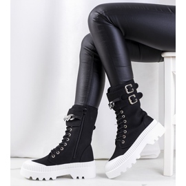 Black sneakers with Taus chain 1