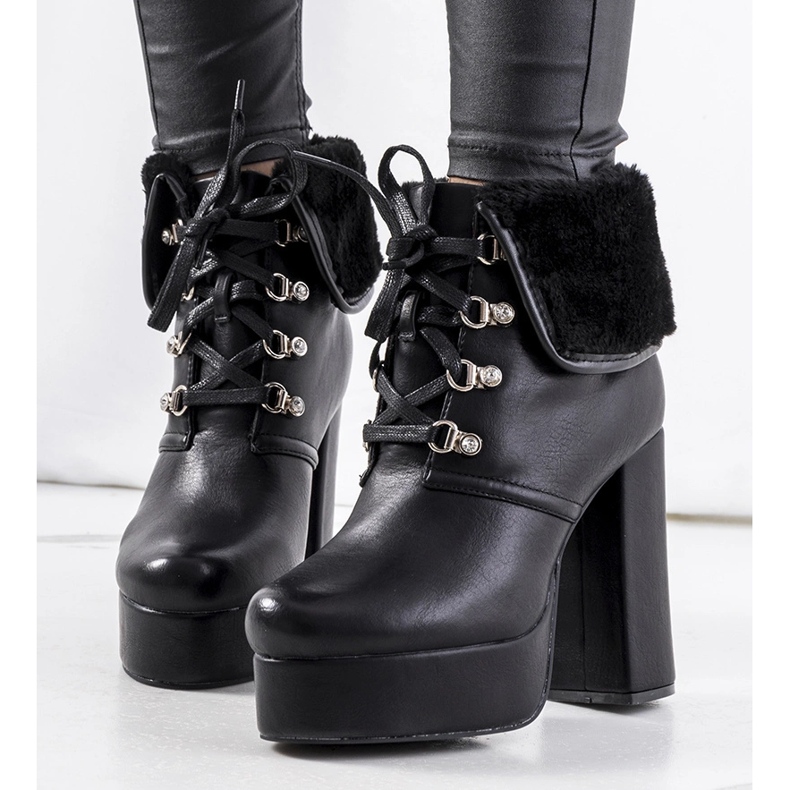 Black boots on the Madina post 1