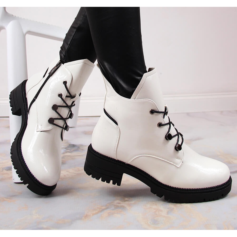 Women's shoes, varnished, warm white Potocki 1