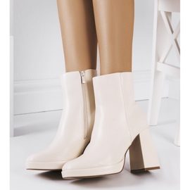 Beige boots on the Jilin post 1