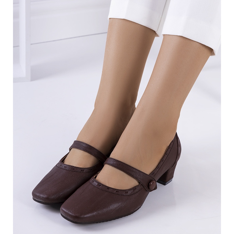 Brown pumps with a Cilka strap 1