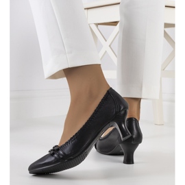 Black pumps with an elasticated Kopi 1