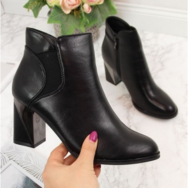 Jezzi Black insulated boots on a decorative post 1