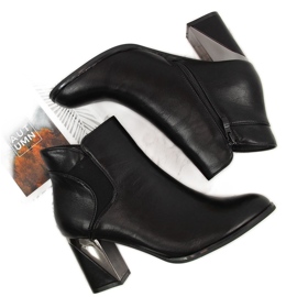 Jezzi Black insulated boots on a decorative post 2