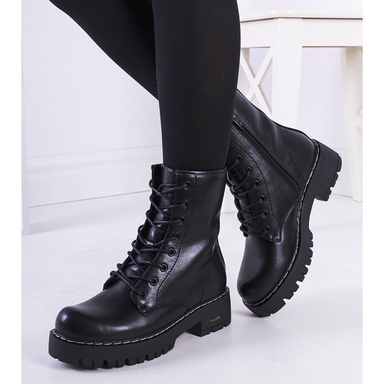 Black boots with white thread Rebeca 1