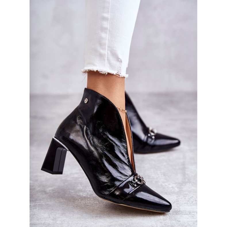 Leather boots on a post Maciejka Black 05262-01 1